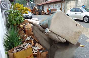 Inobservância de rotina da coleta agrava problemas de alagamento, com carreamento de materiais pela enxurrada e entupimento de bueiros. 